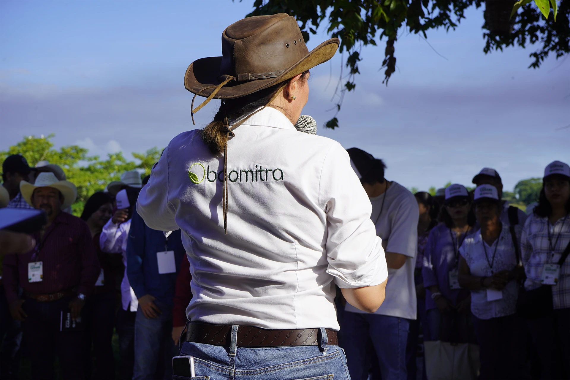 Persona de espaldas en el evento