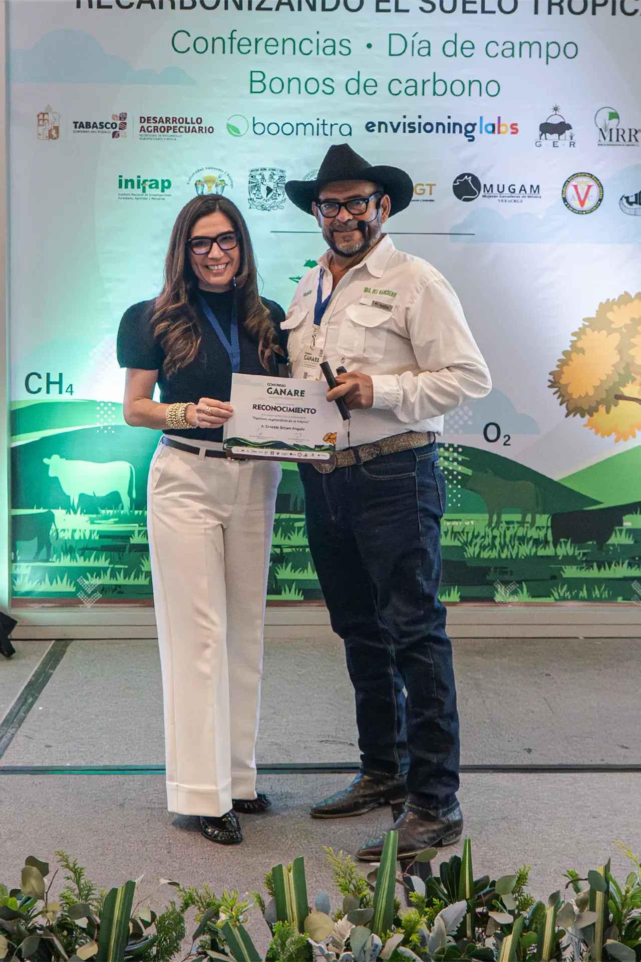 Entrega de reconocimiento en GANARE